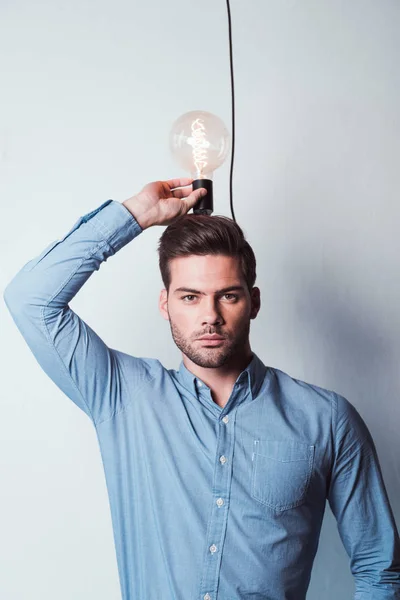 Jeune homme d'affaires avec ampoule — Photo de stock