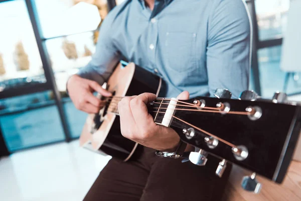 Uomo d'affari con chitarra in ufficio — Foto stock