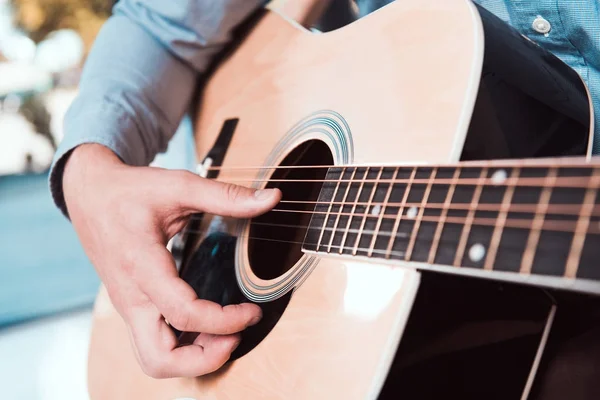 Чоловік грає гітара — стокове фото