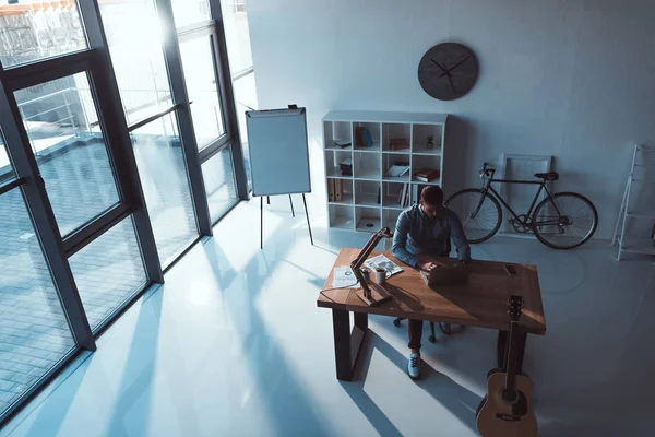 Homme d'affaires utilisant un ordinateur portable dans le bureau — Photo de stock