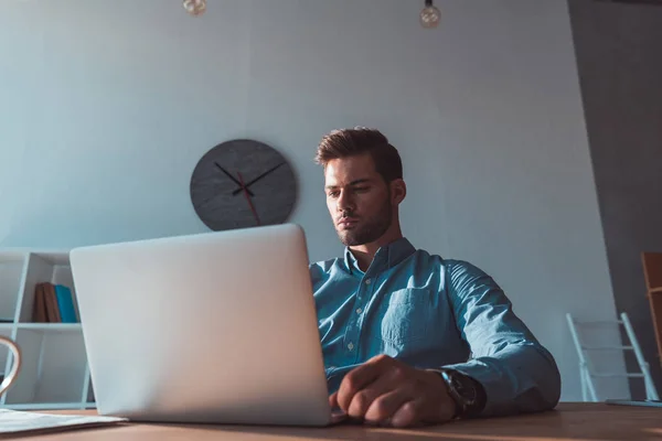 Uomo d'affari che utilizza laptop in ufficio — Foto stock