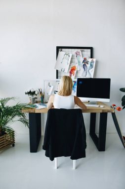 İşyerinde genç moda tasarımcısı