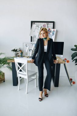 İşyerinde genç moda tasarımcısı