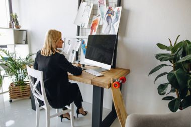 Tasarımcısı Grafik Tablet kullanarak