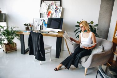 çizimler ile genç moda tasarımcısı