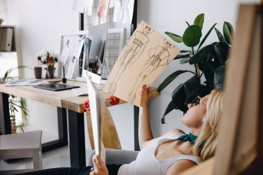 çizimler ile genç moda tasarımcısı