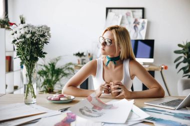 Moda Tasarımcısı kahve içme