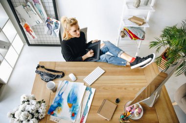 Tasarımcısı Grafik Tablet kullanarak