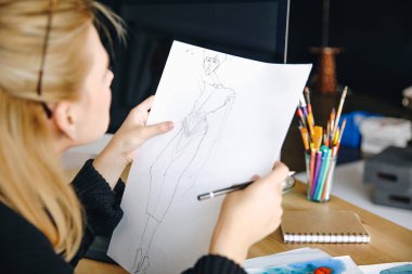 Moda Tasarımcısı çizim kroki