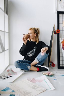 Moda Tasarımcısı Kupası ve macarons