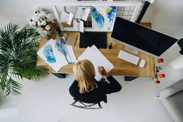 Modeontwerper werkt met schetsen — Stockfoto