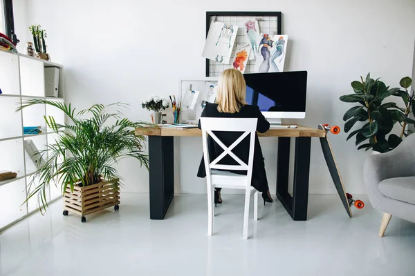 Moda Tasarımcısı işyerinde