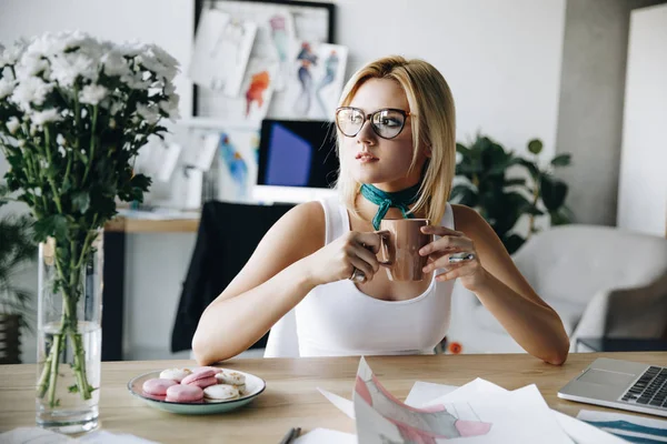 Fashion designer drinking coffee — Stock Photo, Image