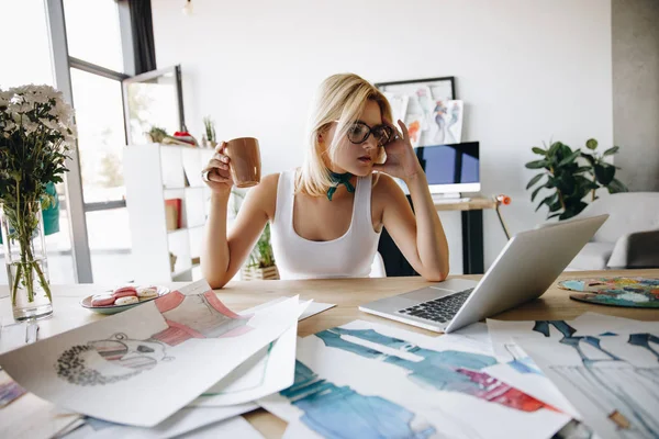 Modeontwerper met laptop — Stockfoto