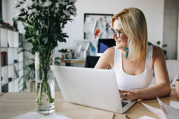 Modeontwerper met laptop — Stockfoto