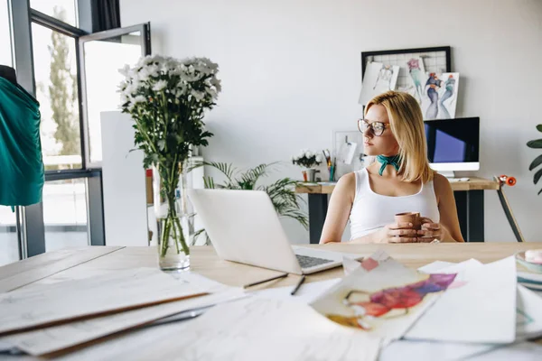 Fashion designer drinking coffee — Stock Photo, Image