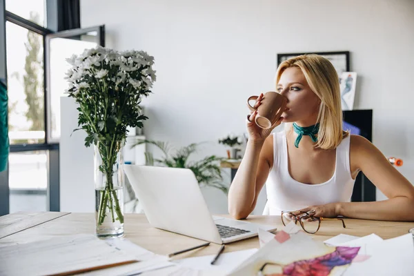 Modeschöpfer trinkt Kaffee — Stockfoto