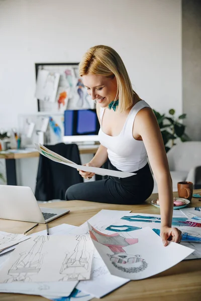 Junge Modedesignerin mit Skizzen — Stockfoto