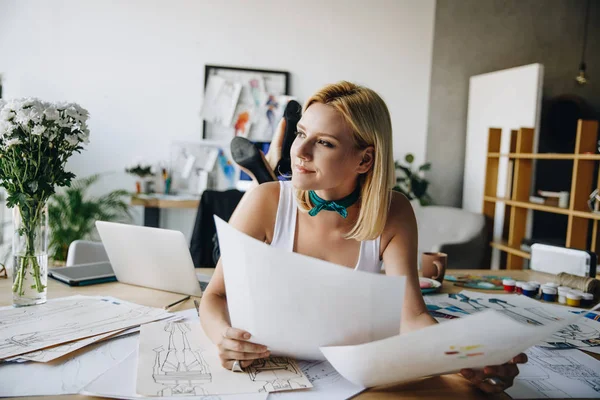 Diseñador de moda joven con bocetos — Foto de Stock