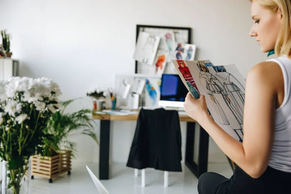 Jeune créateur de mode avec des croquis — Photo