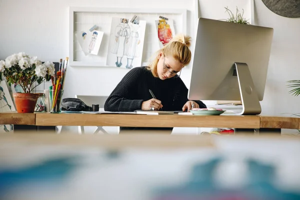 Modedesignerin arbeitet mit Geräten — Stockfoto