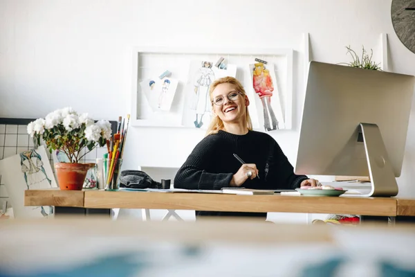 Fashion designer working with devices — Stock Photo, Image