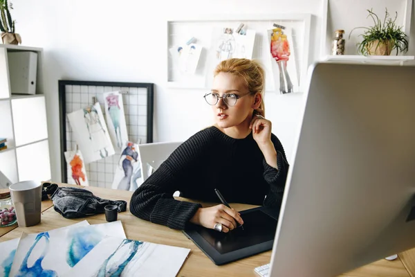 Módní návrhářka pracuje se zařízeními — Stock fotografie