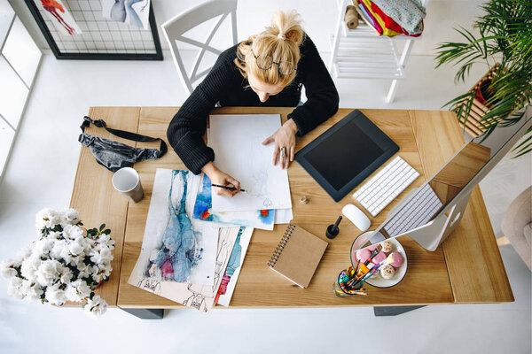 Модный дизайнер работает в офисе
