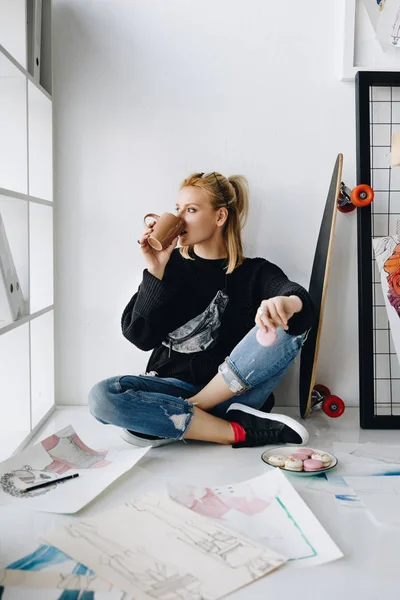 Fashion designer with cup and macarons — Stock Photo, Image