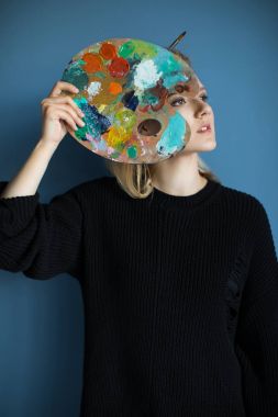 Palet ile güzel kız