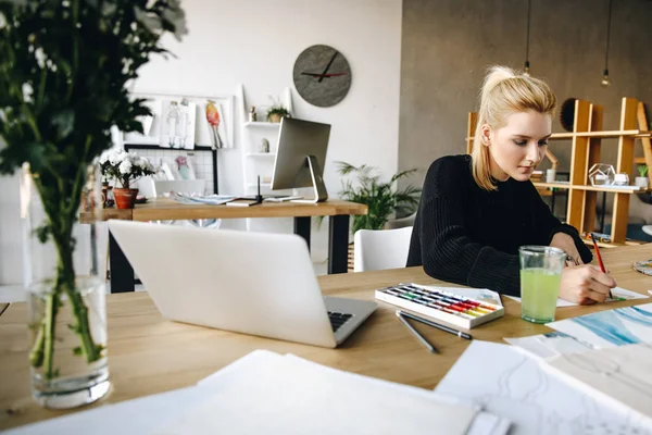 Modedesignerin zeichnet Skizze — Stockfoto