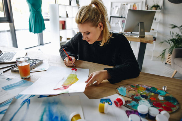 Эскиз модного дизайнера
