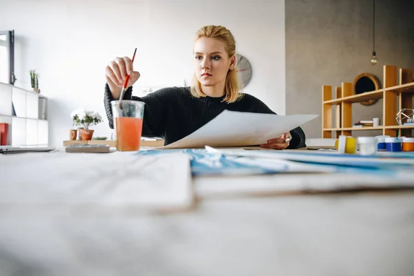 Modedesignerin zeichnet Skizze — Stockfoto