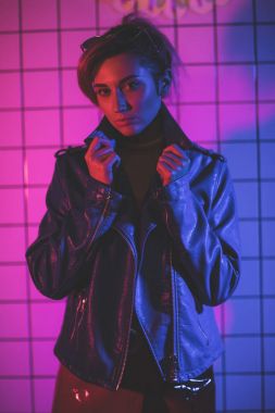 deri ceketle poz kız