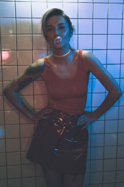 Sakız üfleyen kız  