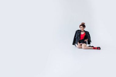 deri ceketle poz kız