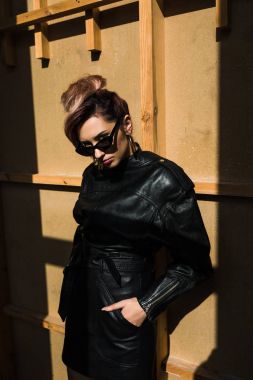 Deri elbiseli şık kız.