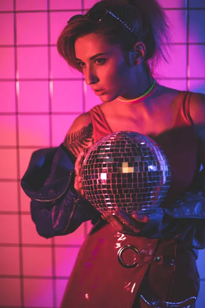 Ragazza con palla discoteca — Foto Stock