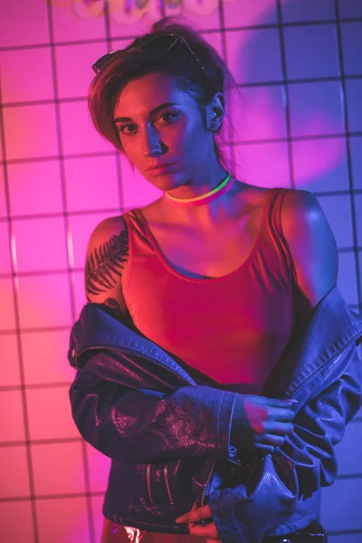 Deri ceketli şık kız.