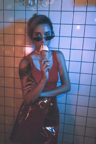 Соблазнительная девушка ест мороженое — стоковое фото