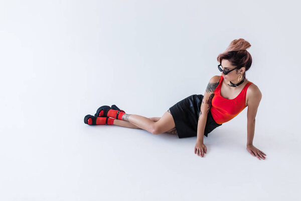 Привлекательная стильная девушка
 