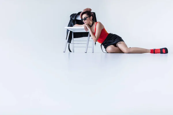 Chica de moda posando en la silla — Foto de Stock