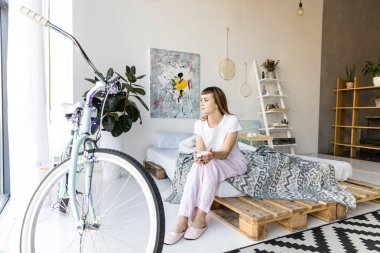 kahve uzakta evde sabah arıyorum elinde olan dalgın kadın