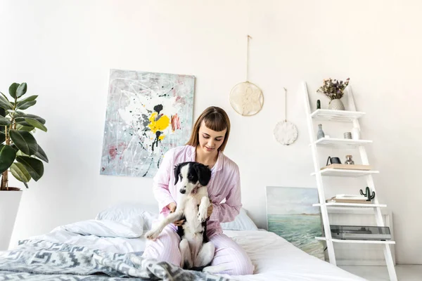 Retrato Mulher Bonita Pijama Segurando Filhote Cachorro Enquanto Descansa Cama — Fotografia de Stock