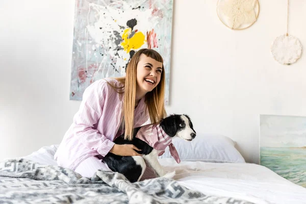 Mulher Feliz Pijama Filhote Cachorro Bonito Descansando Cama Manhã Casa — Fotografia de Stock