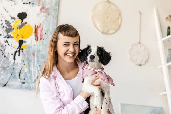 Porträtt Lycklig Kvinna Anläggning Bedårande Valp Händer Hemma — Stockfoto