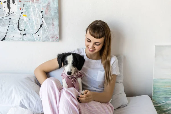 Retrato Jovem Com Filhote Cachorro Descansando Cama Manhã Casa — Fotografia de Stock Grátis