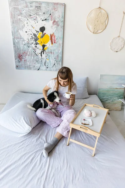 Woman Drinking Coffee While Resting Bed Together Puppy — Stock Photo, Image