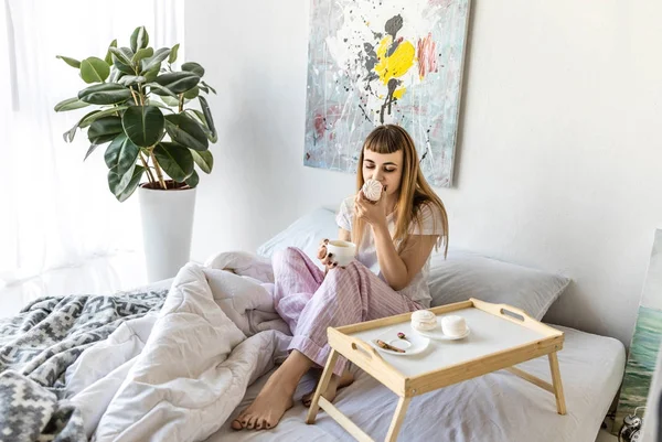 Jeune Femme Avec Une Tasse Café Zéphyr Matin Maison — Photo