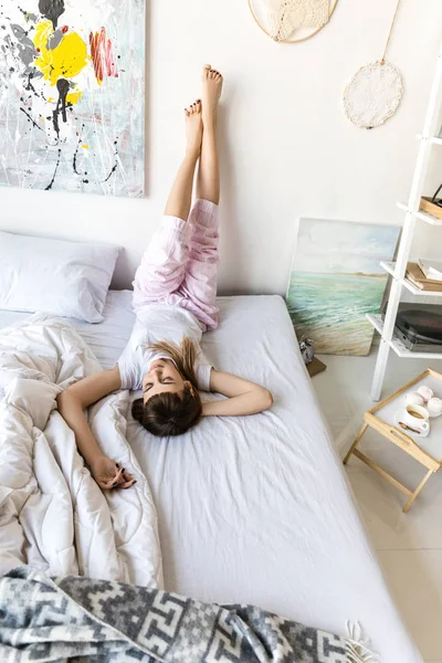 Молодая Женщина Пижаме Отдыхает Кровати Утром Дома — стоковое фото